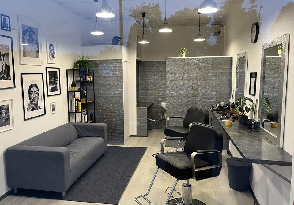 A Men's Cave barber shop belső tere Tatabányán